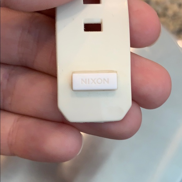 White plastic Nixon watch - Picture 3 of 4
